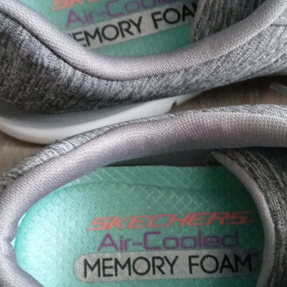 Comfy Skechers gym shoes - Picture 3 of 4